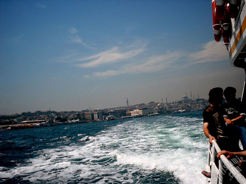 Eminn aklarnda vapurdan sahil, Beyazt Kulesi, Yeni Cami ve Sleymaniye Cami.
