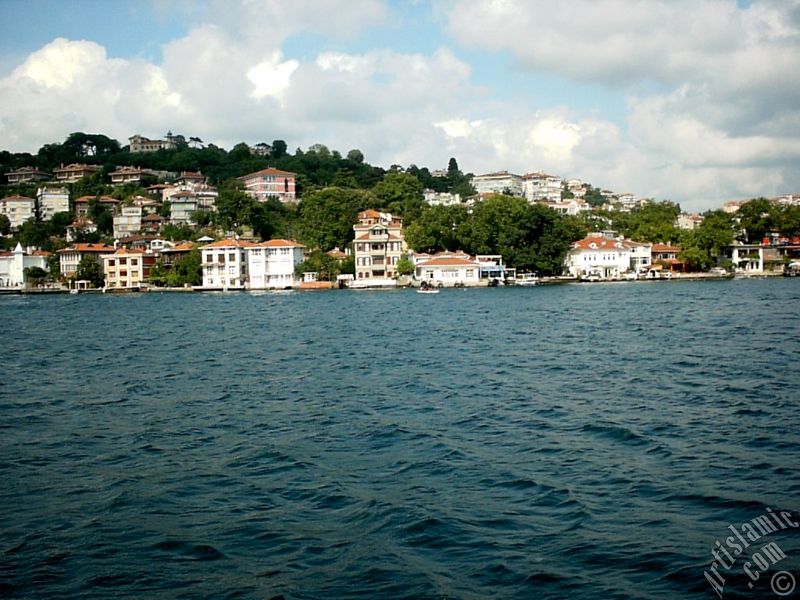 Denizden Beylerbeyi Havuzba Mahallesi sahiline bak.
