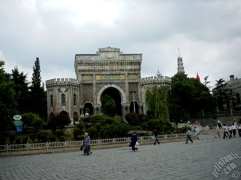 stanbul Beyazt Meydan, stanbul niversitesi girii ve Beyazt Kulesi.
