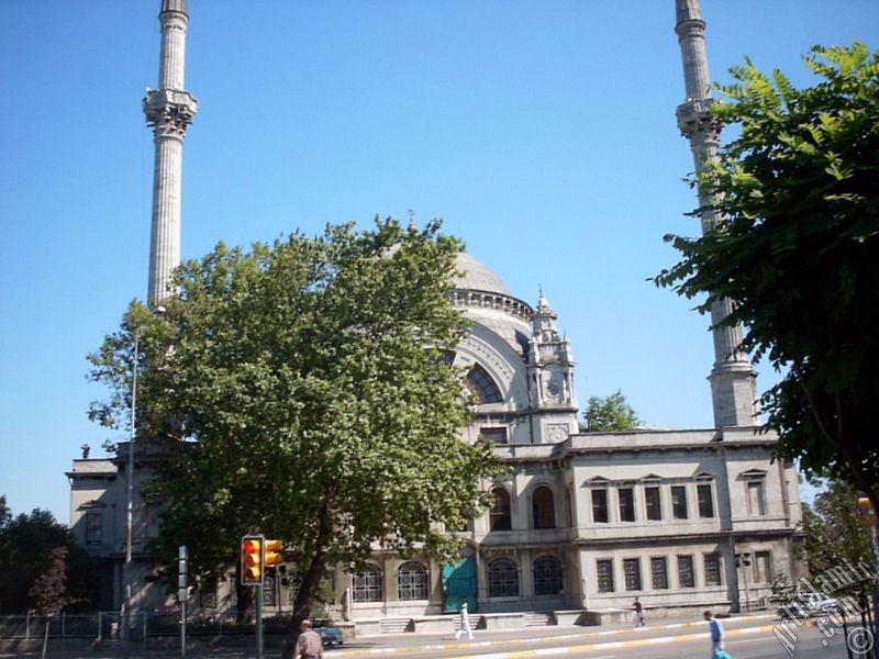 stanbul Dolmabahe sahilinde bulunan Valide Sultan Camisi.
