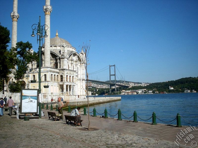 stanbul Ortaky sahilinden Boaz Kprs, Ortaky Camisi ve Boaz Kprsnn sa aya zerinde gndz vakti grlen ay.
