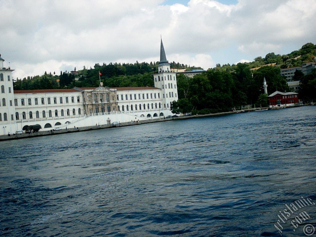 Denizden Kuleli Mahallesi sahili ve Kuleli Askeri Lisesine bak.
