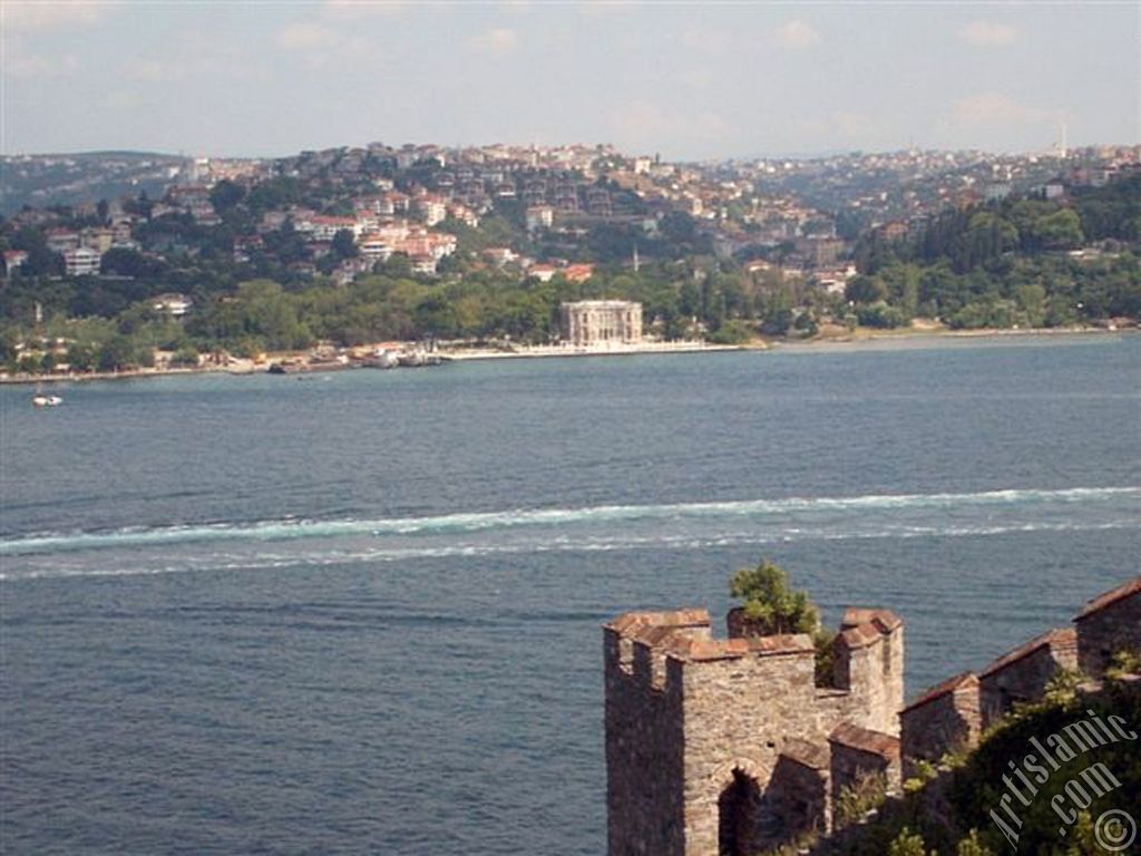 Bebek sahilinde bulunan, Fatih Sultan Mehmet`in stanbul`u fethetmeden nce yaptrd Rumeli Hisarndan sahile doru bak.
