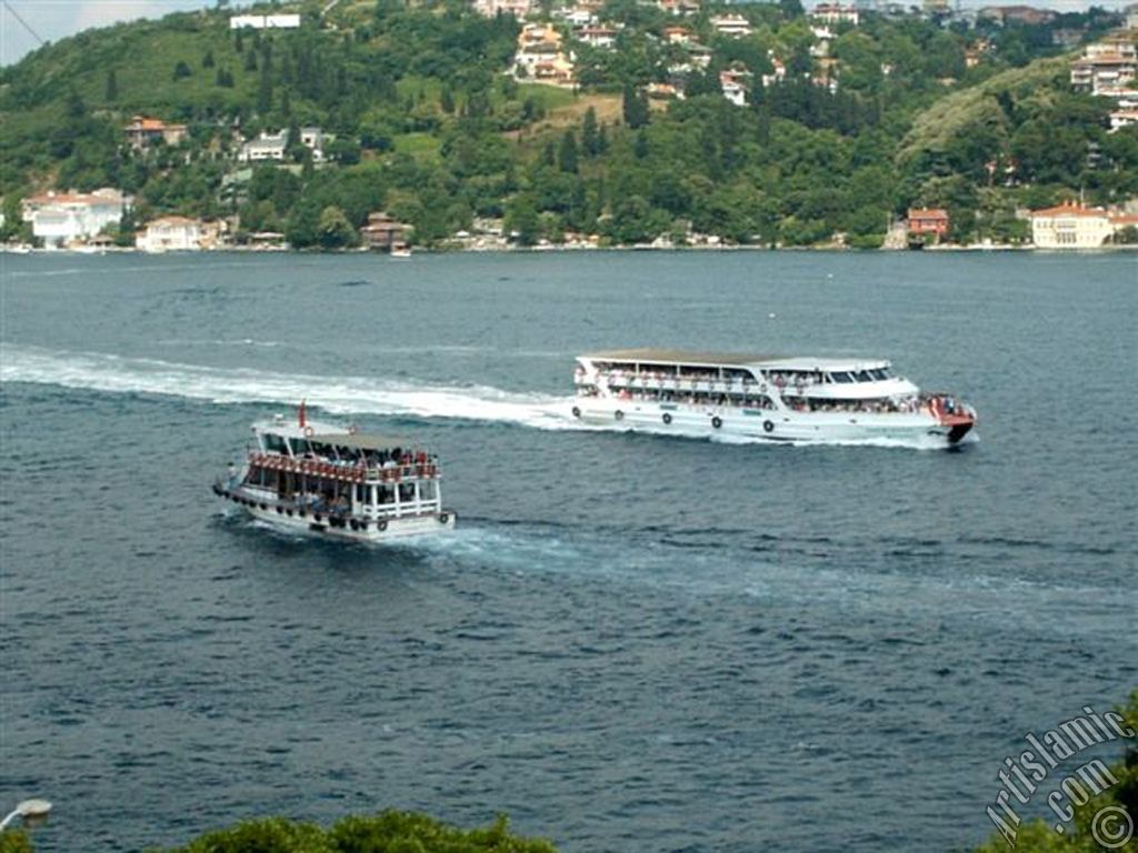 Bebek sahilinde bulunan, Fatih Sultan Mehmet`in stanbul`u fethetmeden nce yaptrd Rumeli Hisarndan sahile doru bak.
