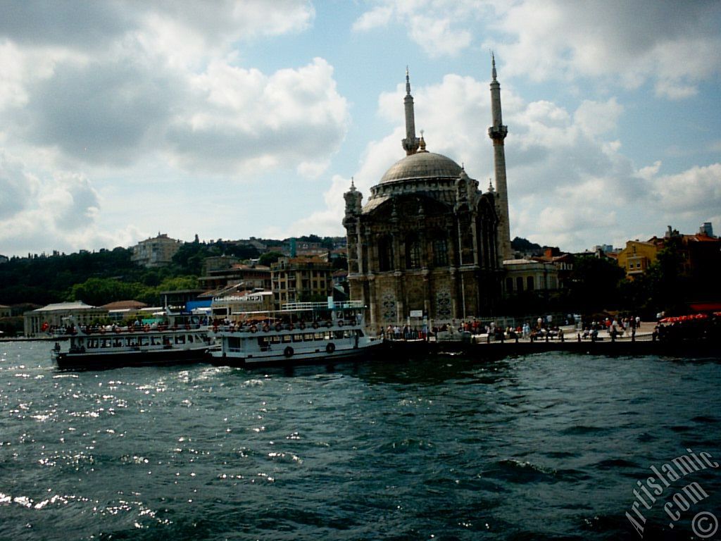 Denizden Ortaky sahili ve Ortaky Camisi.
