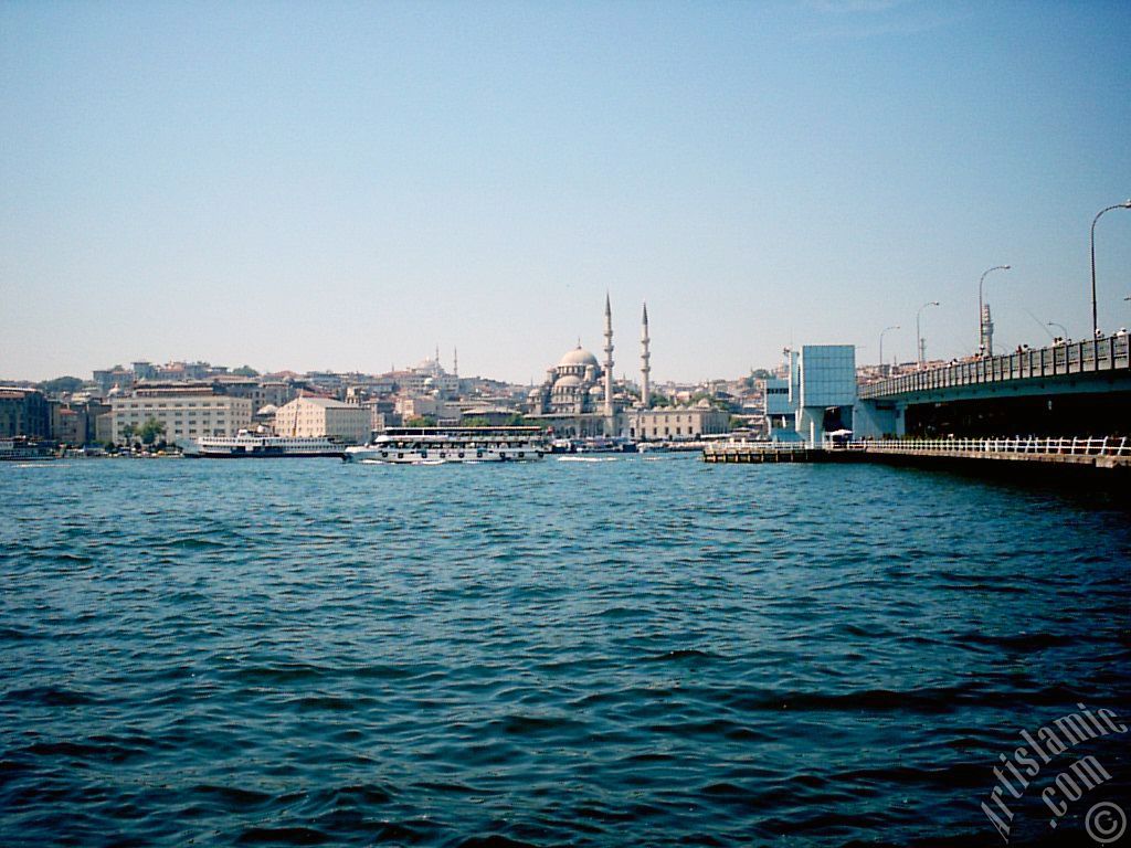 Karaky sahilinden Eminn, Sultan Ahmet Camisi ve Yeni Cami`ye doru bak ve solda Yeni Galata kprs.
