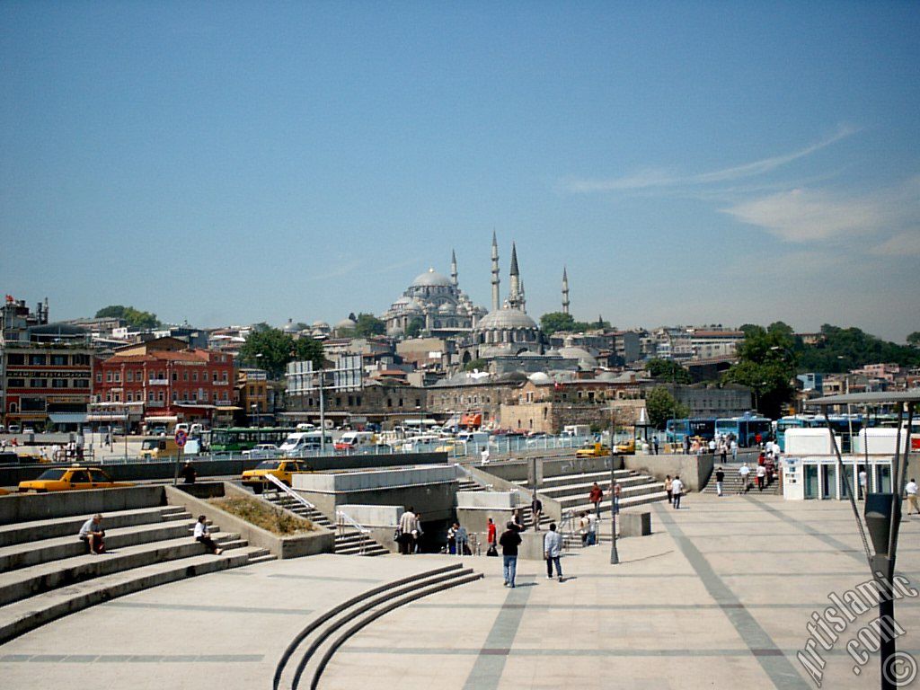 Eminn Meydan, alt geit, yukarda Rstem Paa Camisi ve onun da zerinde Sleymaniye Camisi.
