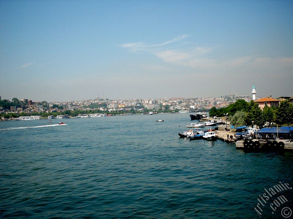 Yeni Galata Kprs`nden Sarahane sahiline bak; ufukta solda grnen Fatih, sada Yavuz Sultan Selim Camisi ve Perembe Pazar sahilinde yeil minareli mescid.
