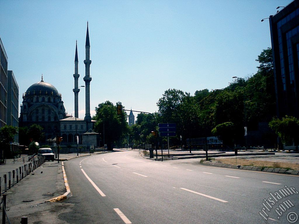 stanbul Karaky`de Nusretiye Camisi ve uzaktan grnen Galata Kulesi.
