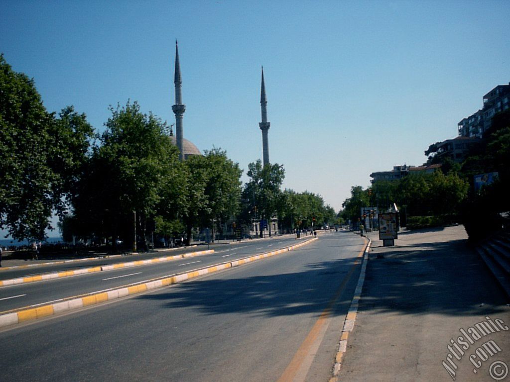 stanbul Dolmabahe Stad nnden sahil, Valide Sultan Camisi ve Kabata ynne doru bak.
