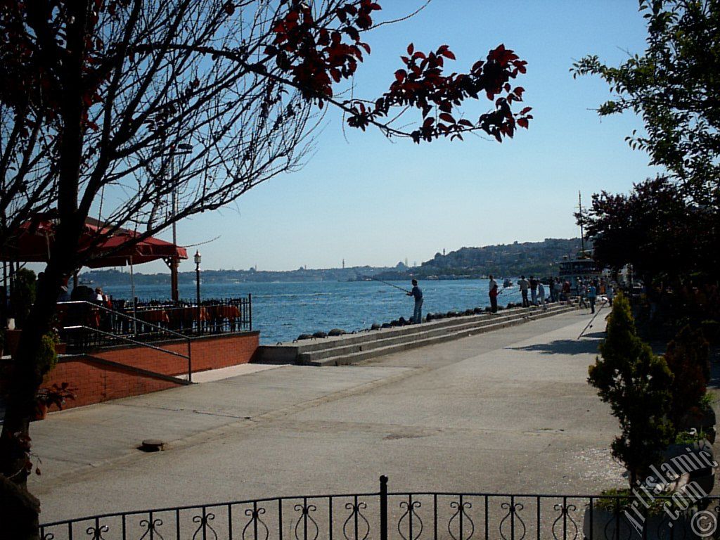 stanbul Beikta sahilinde bir parktan Kabata ve Eminn`ye doru bak.
