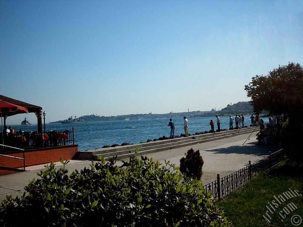 stanbul Beikta sahilinde bir parktan Kabata ve Eminn`ye doru bak.
