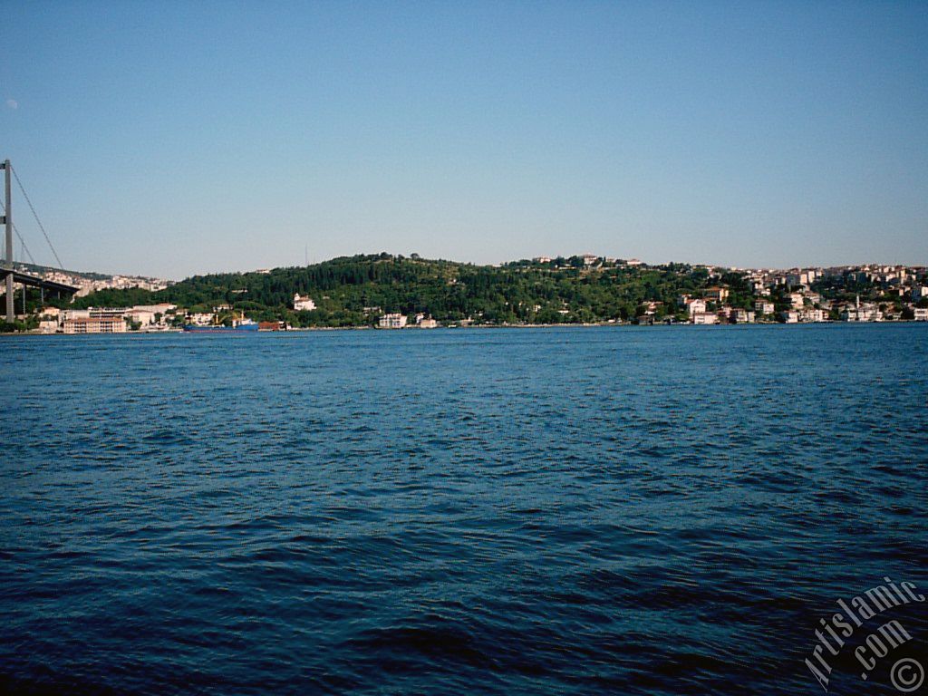 stanbul Ortaky sahilinde bir parktan Boaz Kprs ve Beylerbeyi srtlar.
